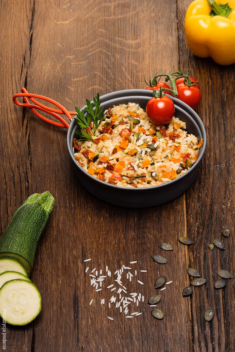 DANIE (560) PIKANTNY RYŻ Z WARZYWAMI I PESTKAMI DYNI 100G