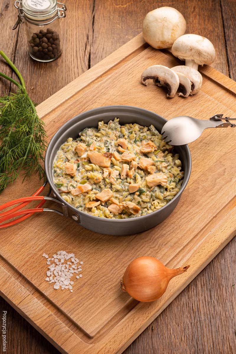 DANIE (568) MAKARON Z ŁOSOSIEM I KOPERKIEM 125G