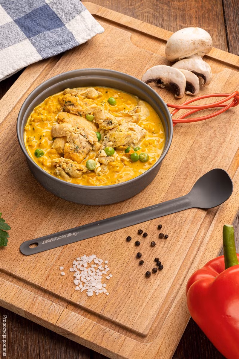 DANIE (575) KURCZAK W SOSIE CURRY Z MAKARONEM 200G