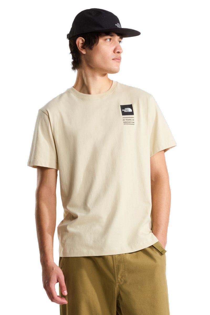 KOSZULKA ICON CELEBRATION REGULAR SS-DESERT STONE