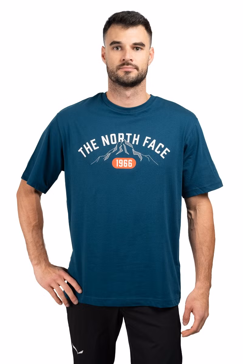 KOSZULKA SS TEE VARSITY GRAPHIC-MIDNIGHT PETROL